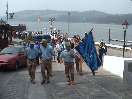 Desile de Banderas de las Comunidades participantes en el Campeonato, en primer termino la bandera del Principado de Asturias que porta el delegado de la Sección de Pesca del Club de Mar de Castropol.