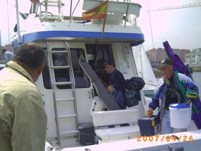 Javi, desembarcando tras finalizar la primera manga, a su lado Ceferino del Club de pesca  Hunosa.