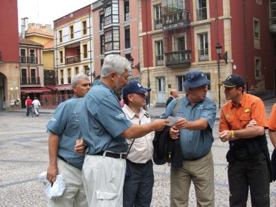 Gabriel Borges,Felix Sánchez y Fernando de Armas, del Club Maritimo Atlántico de Tenerífe, conversando con otros participantes.
