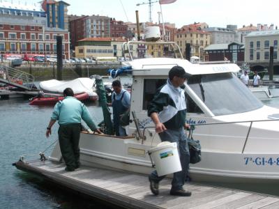 Javi y Suso desembarcando en el Puerto de Gijón.