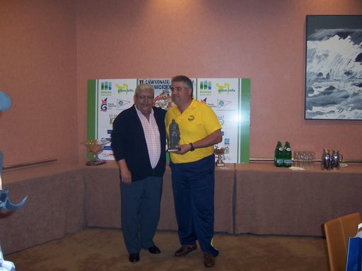 Juan Lorenzo Sepúlveda, recibe del presidente de la Federación Asturiana el troféo a la pieza mayor del campeonato.